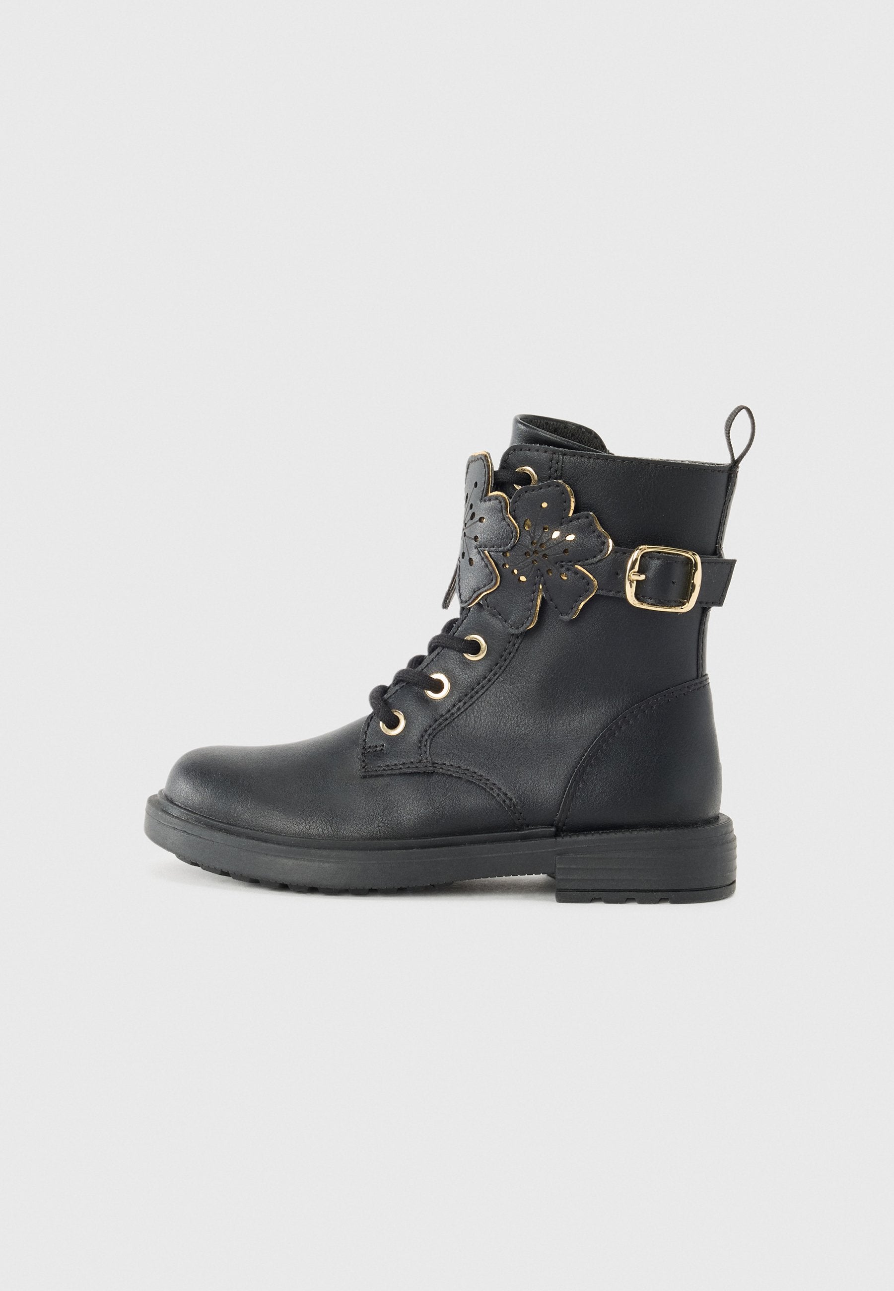 Schwarze Leder-Ankle-Boots mit goldenen Beschlägen, Schnürung auf der Vorderseite, dekorativem floralen Ausschnitt an der Seite und Gummisohle. Mit einer Fersenlasche.