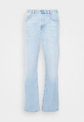 Himmelblaue Jeans mit weitem Schnitt und normalem Bund, vorderen Taschen und einer strukturierten Oberfläche. Used-Effekte in der Nähe des Saums.