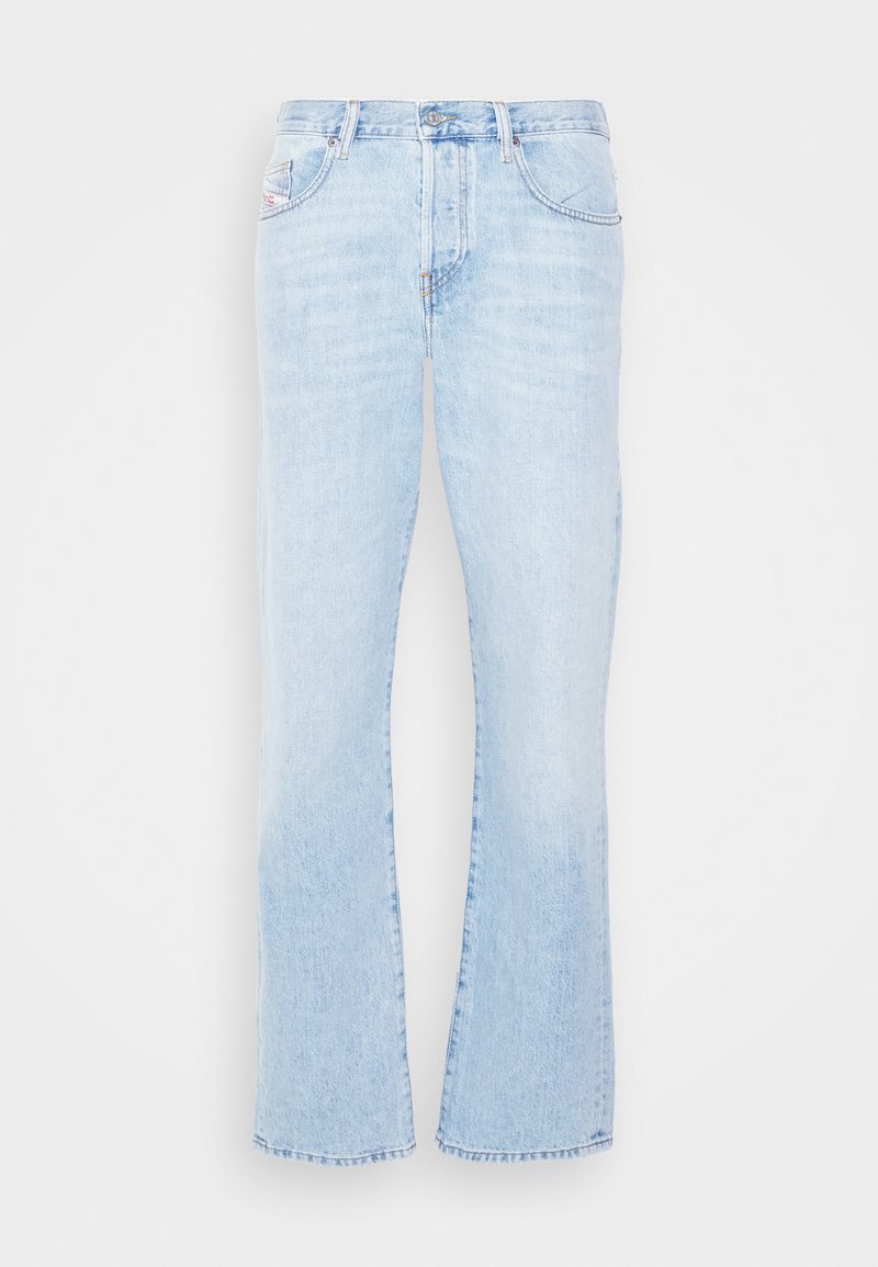Himmelblaue Jeans mit weitem Schnitt und normalem Bund, vorderen Taschen und einer strukturierten Oberfläche. Used-Effekte in der Nähe des Saums.