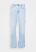 Himmelblaue Jeans mit weitem Schnitt und normalem Bund, vorderen Taschen und einer strukturierten Oberfläche. Used-Effekte in der Nähe des Saums.