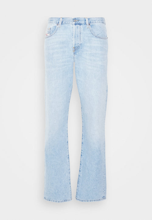 Himmelblaue Jeans mit weitem Schnitt und normalem Bund, vorderen Taschen und einer strukturierten Oberfläche. Used-Effekte in der Nähe des Saums.