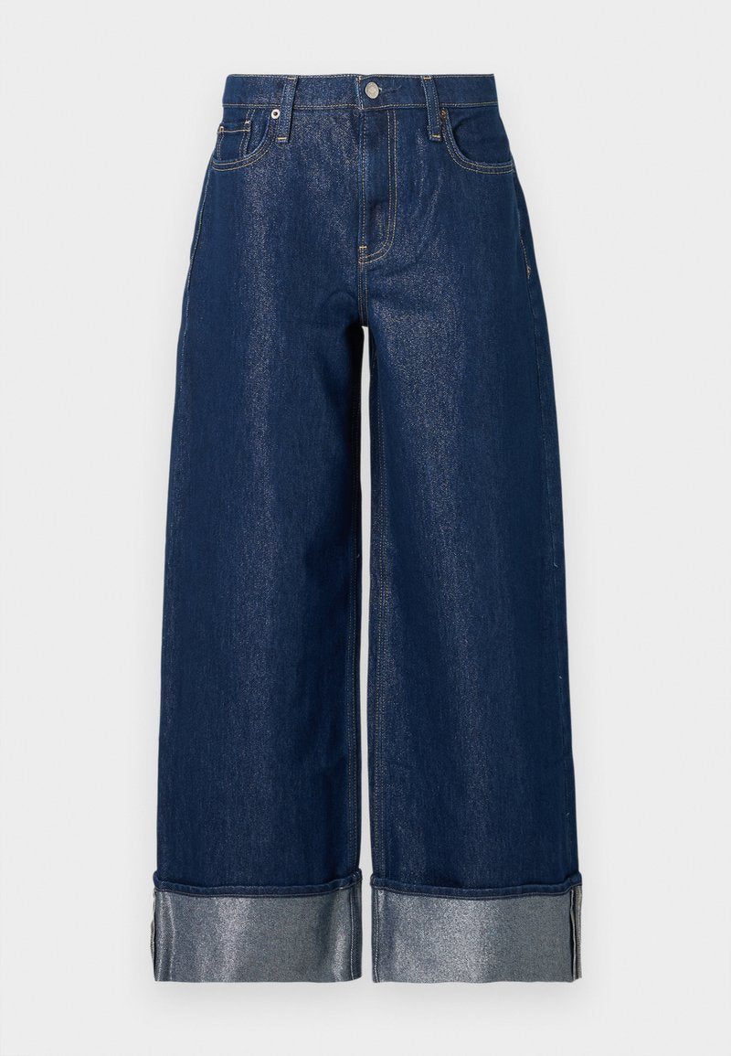 Dunkelblaue, weite Jeans mit hohem Bund, Fünf-Taschen-Design und umgekrempelten Säumen, die ein helleres Innenfutter zeigen.