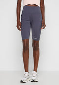 Graue, sportliche Radshorts mit hohem Bund, Seitentaschen und einem Logo am Saum. Glattes, dehnbares Material für optimalen Komfort.