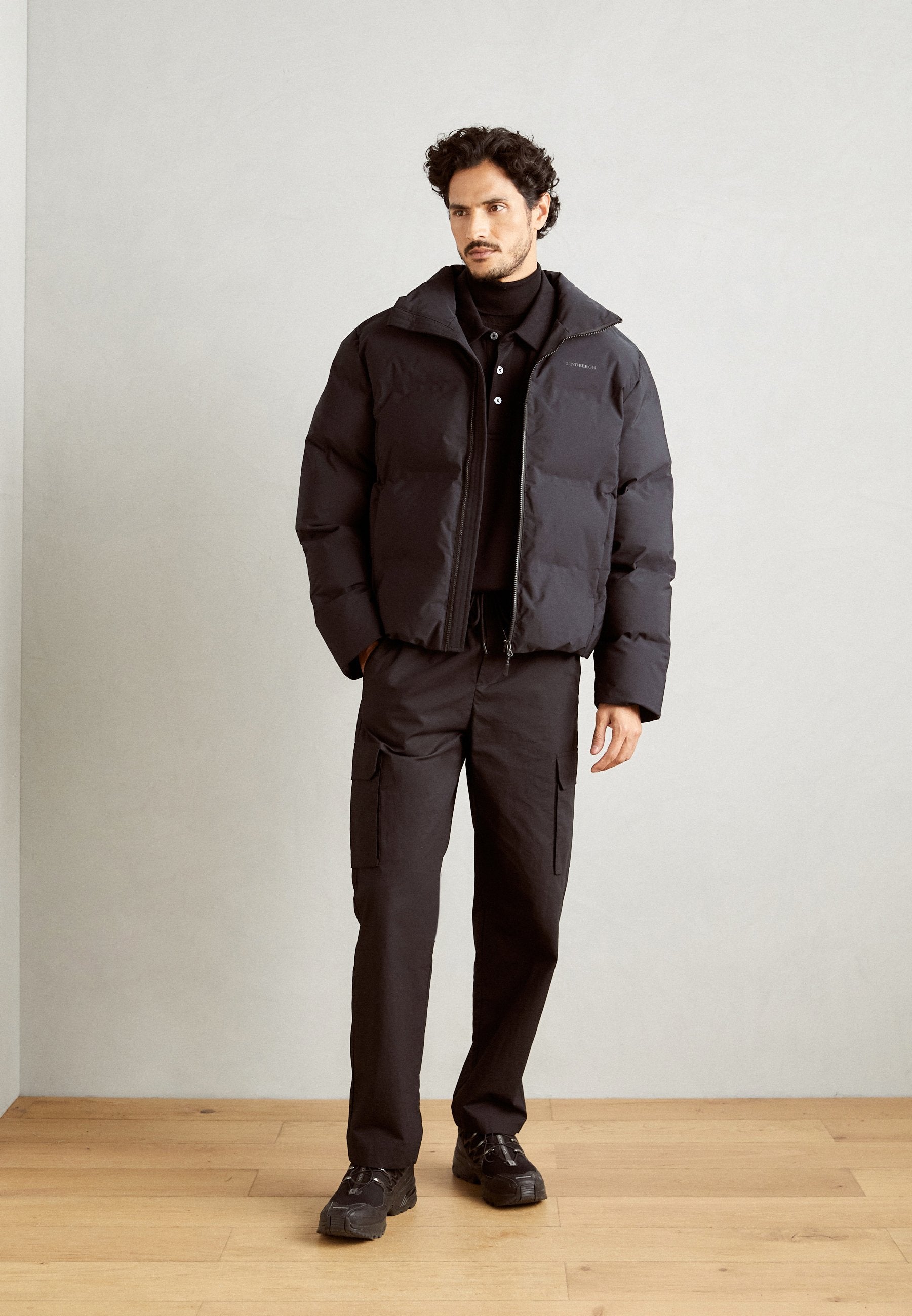 CROPPED SEAMLESS PUFFER JACKET Media 2