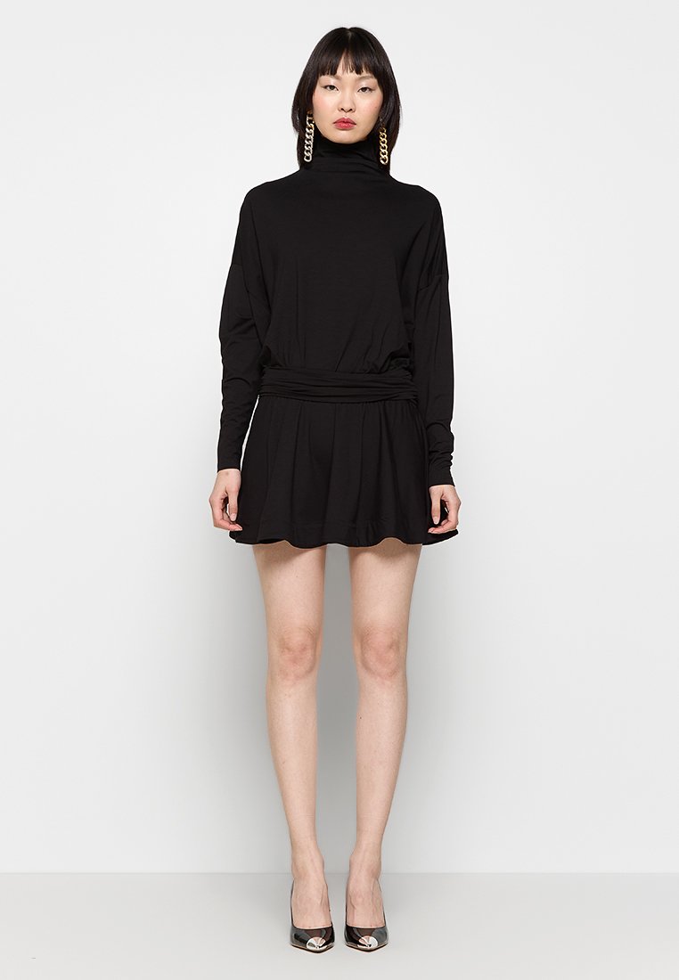 Schwarzes langärmliges Kleid mit einem Rollkragen und einer taillierten Taille, das in einem Rock ausläuft. Glatter Stoff mit minimalistischem Design.