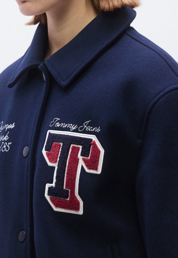 Tommy Jeans PADDED TWILL OVERSIZED VARSITY JACKET