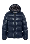 Marineblaue Steppjacke mit glänzender Oberfläche, Kapuze, Frontreißverschluss und zwei Seitentaschen. Gepolsterte Bereiche sorgen für eine strukturierte Optik.