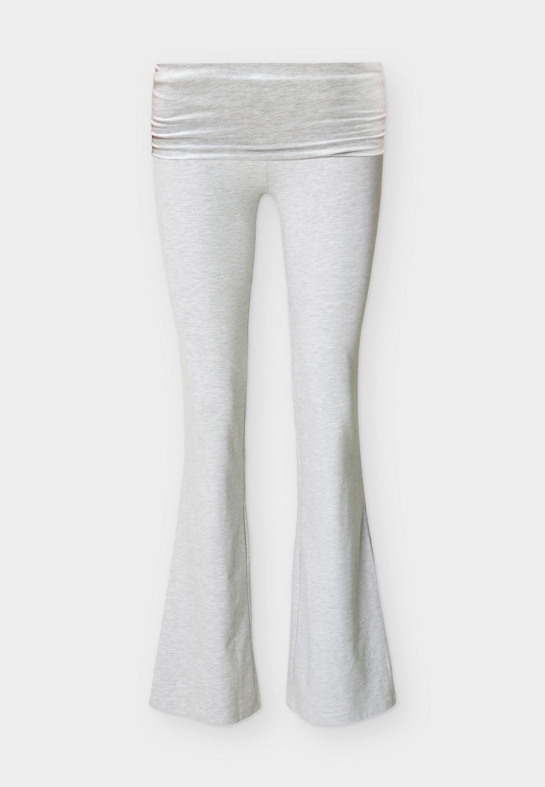 Hellgraue, hoch taillierte Yogahose mit breitem, gerafftem Bund und leicht ausgestellten Beinen, dargestellt auf einem schlichten Hintergrund.