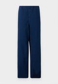 Marineblaue gerade Hose mit elastischem Bund und sichtbaren Nähten vor hellem einfarbigem Hintergrund.