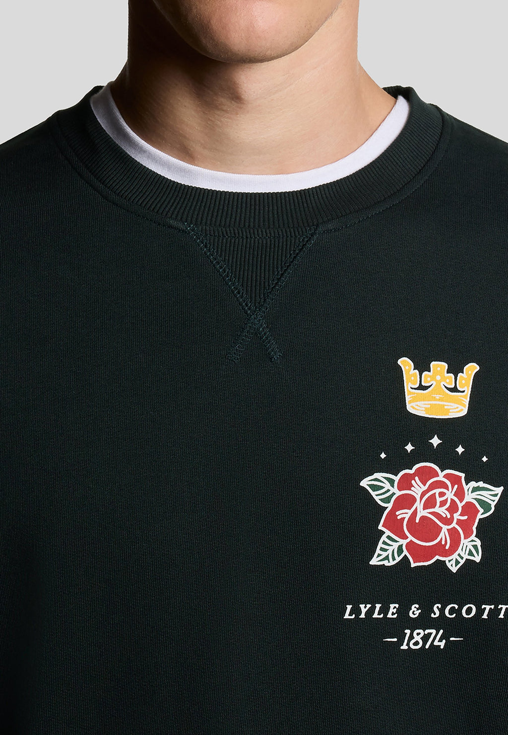Lyle & Scott MID LAYERS ROSE AND CROWN GRAPHIC CREW NECK