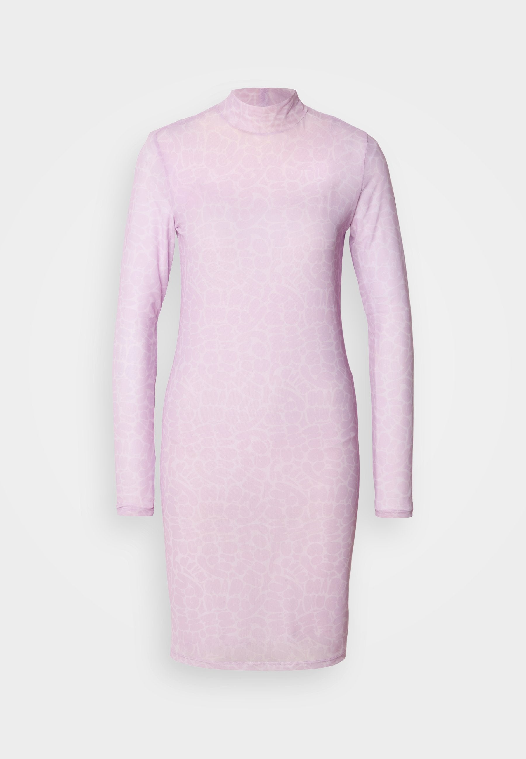 Langärmliges, tailliertes Kleid in sanftem Rosa mit einem dezenten strukturierten Muster, das über einen hohen Ausschnitt und einen knielangen Schnitt verfügt.