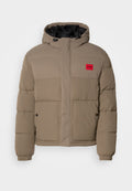 Steppjacke in hellbraun, mit verstellbare Kapuze, Frontreißverschluss und einem roten Logo-Patch auf der Brust. Ausgestattet mit elastischen Bündchen und Taschen.