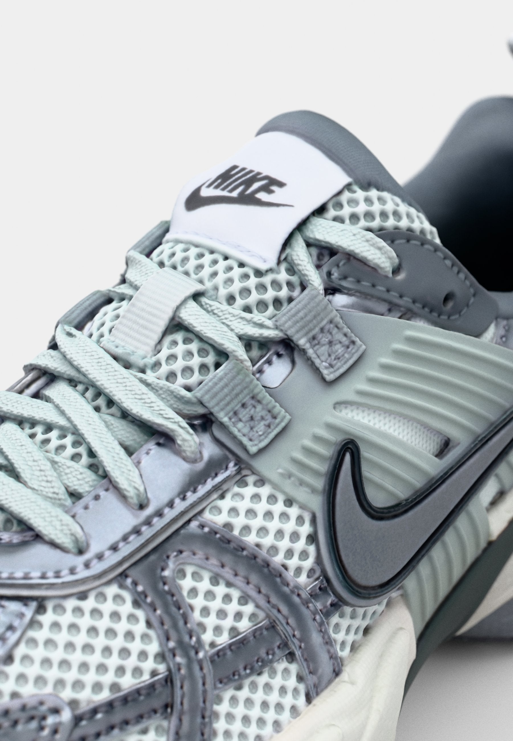 Nike Sportswear V2K RUN