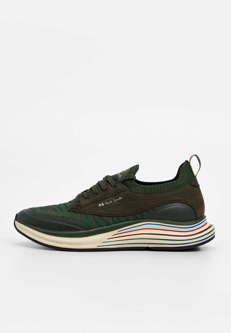 Dunkelgrüner Sneaker mit strukturierter Stoffoberfläche, kontrastierenden braunen Akzenten und mehrfarbiger, gestreifter Sohle. Schnürdesign mit gepolstertem Kragen.