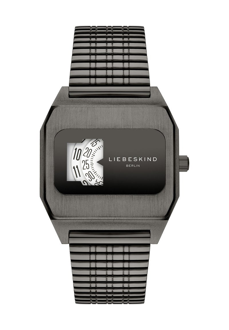 Schwarze rechteckige Uhr mit einem strukturierten Metallarmband. Verfügt über ein großes, klares Zifferblatt mit einem kreisförmigen weißen Ziffernblatt, das numerische Zeitmarkierungen anzeigt.