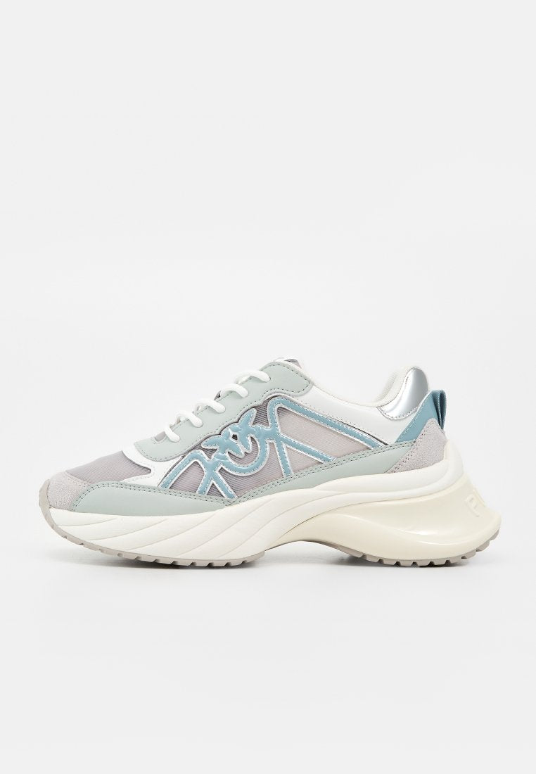 Weißer und hellblauer Sportschuh mit dicker Sohle und dekorativem Seitenmuster, von der Außenseite auf neutralem Hintergrund gezeigt.