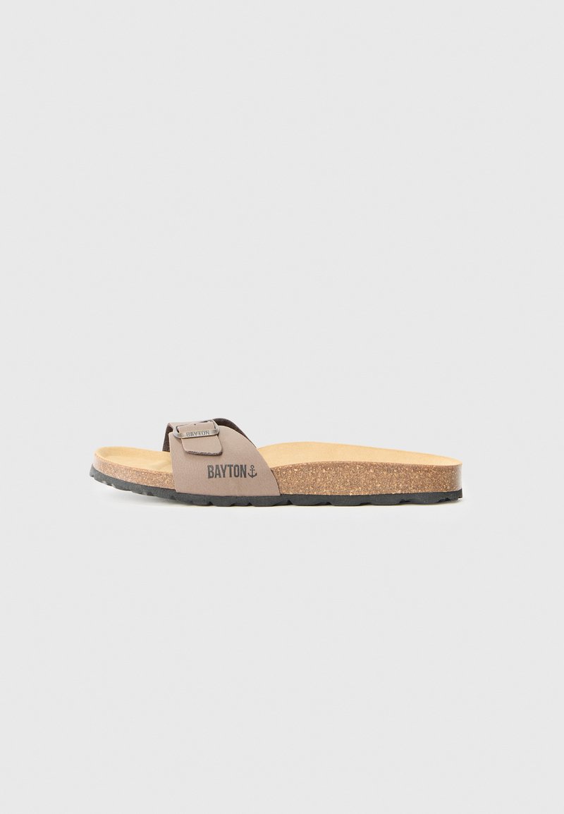 Braune Kork-Fußbett-Sandale mit einem einzelnen verstellbaren Riemen, Gummiaußensohle und geprägt "BAYTON"-Logo auf dem Riemen.