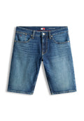 Blaue Jeansshorts mit vorderer Knopfleiste und Reißverschluss, fünf Taschen, leichtes Ausbleichen und ein kleines Flaggenlogo auf der rechten vorderen Tasche.