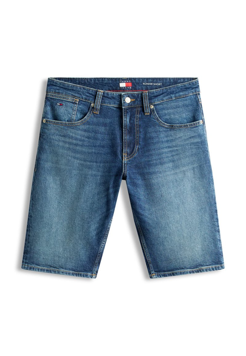 Blaue Jeansshorts mit vorderer Knopfleiste und Reißverschluss, fünf Taschen, leichtes Ausbleichen und ein kleines Flaggenlogo auf der rechten vorderen Tasche.