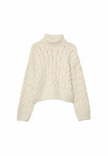 Kabelstrick-Pullover in Off-White mit hohem Kragen, gerippten Bündchen und Saum. Verfügt über ein strukturiertes, warmes Strickmuster. Kurze Länge.