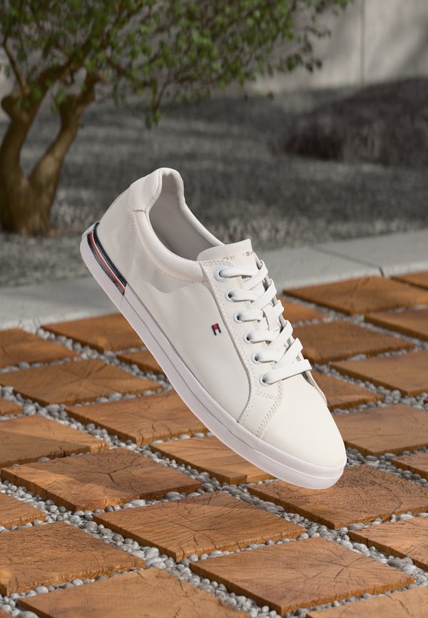 Tommy Hilfiger TWILL SIGNATURE LACE-UP TRAINERS - Trainers - white