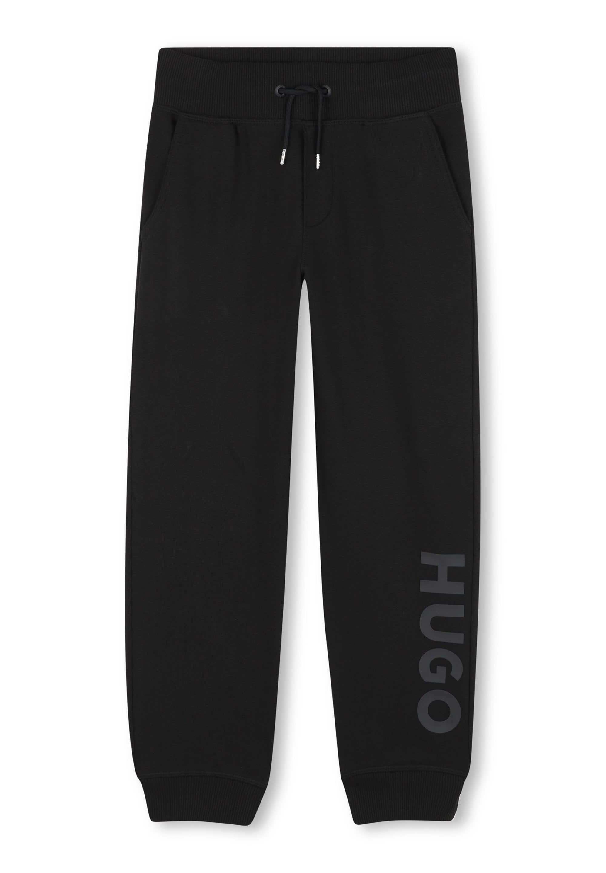 Schwarze Sweatpants aus weichem Material, mit seitlichen Taschen, einem Kordelzugbund und "HUGO" in Grau entlang des linken Beins aufgedruckt.