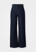 Dunkelblaue, weit geschnittene Jeans aus Denim mit hoher Taille, fünf Taschen und kontrastierendem orangefarbenem Stickmuster.