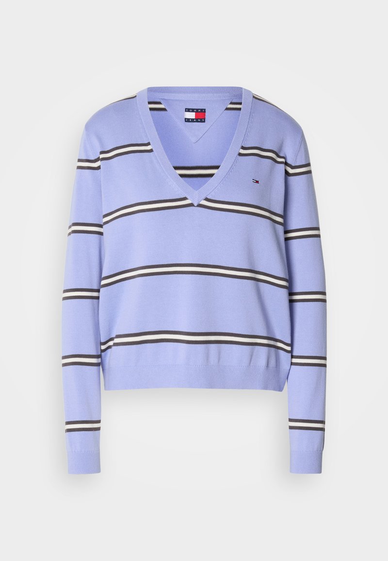 Hellblauer V-Ausschnitt-Pullover mit horizontalen Schwarz- und Weißstreifen, gerippten Bündchen und einem kleinen Logo auf der oberen linken Seite.