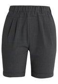 Dunkelgraue maßgeschneiderte Shorts mit einem gefalteten Design, elastischem Bund und umgeschlagenen Säumen, gefertigt aus strukturiertem Stoff.