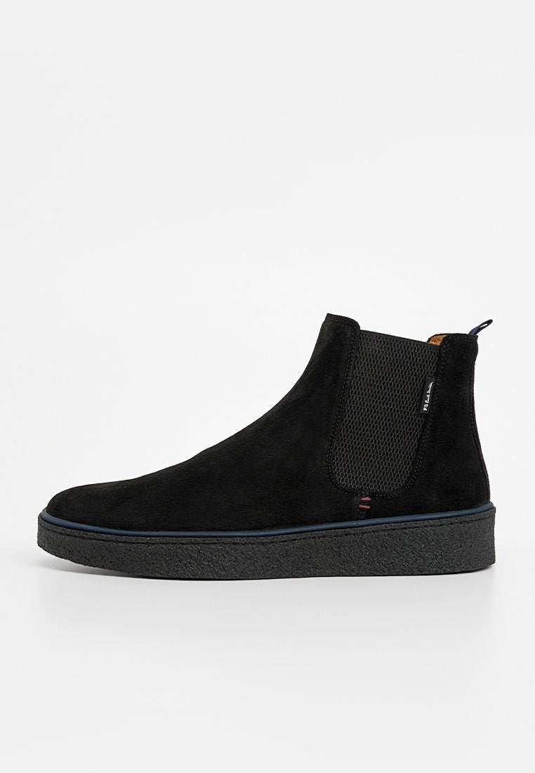 Schwarzer Wildleder-Stiefelette mit elastischen Seitenpanelen, strukturierter Gummisohle und schlanker Silhouette. Mit kontrastierenden Ziernähten.