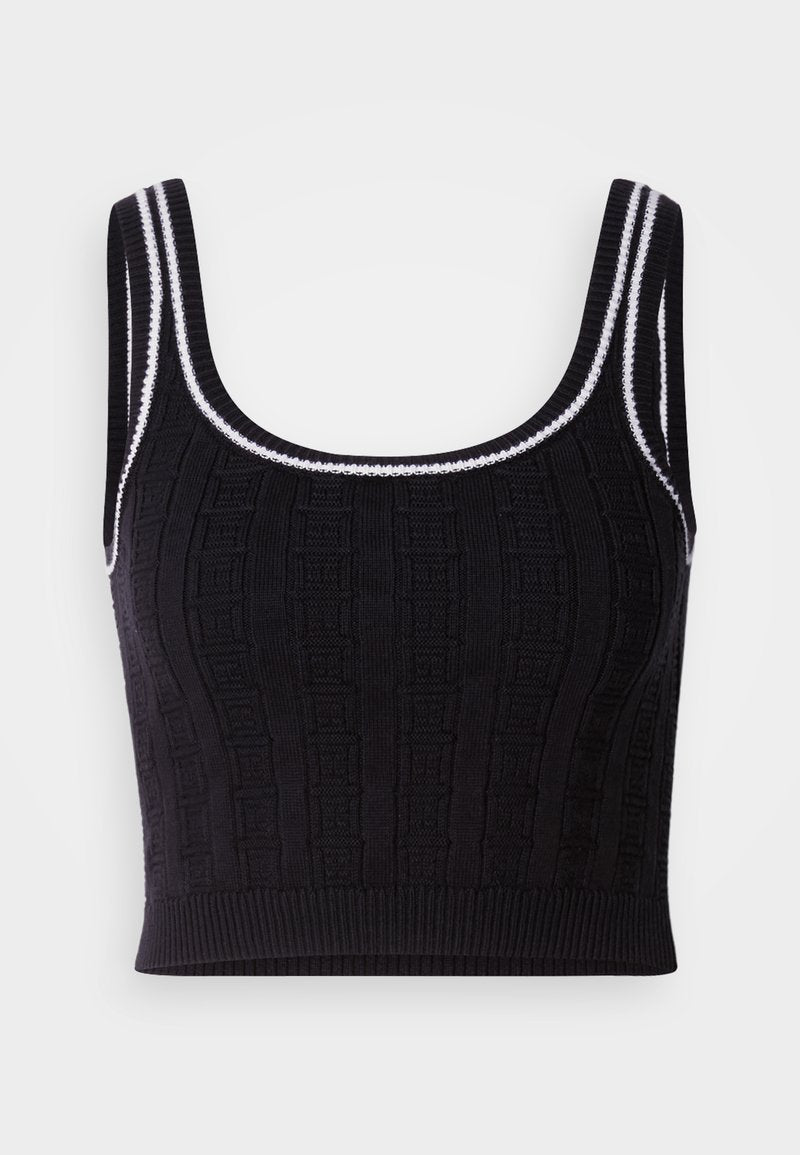 Schwarzes, gestricktes Crop-Top mit strukturiertem Muster, eckigem Ausschnitt und kontrastierendem weißen Besatz an Trägern und Saum.