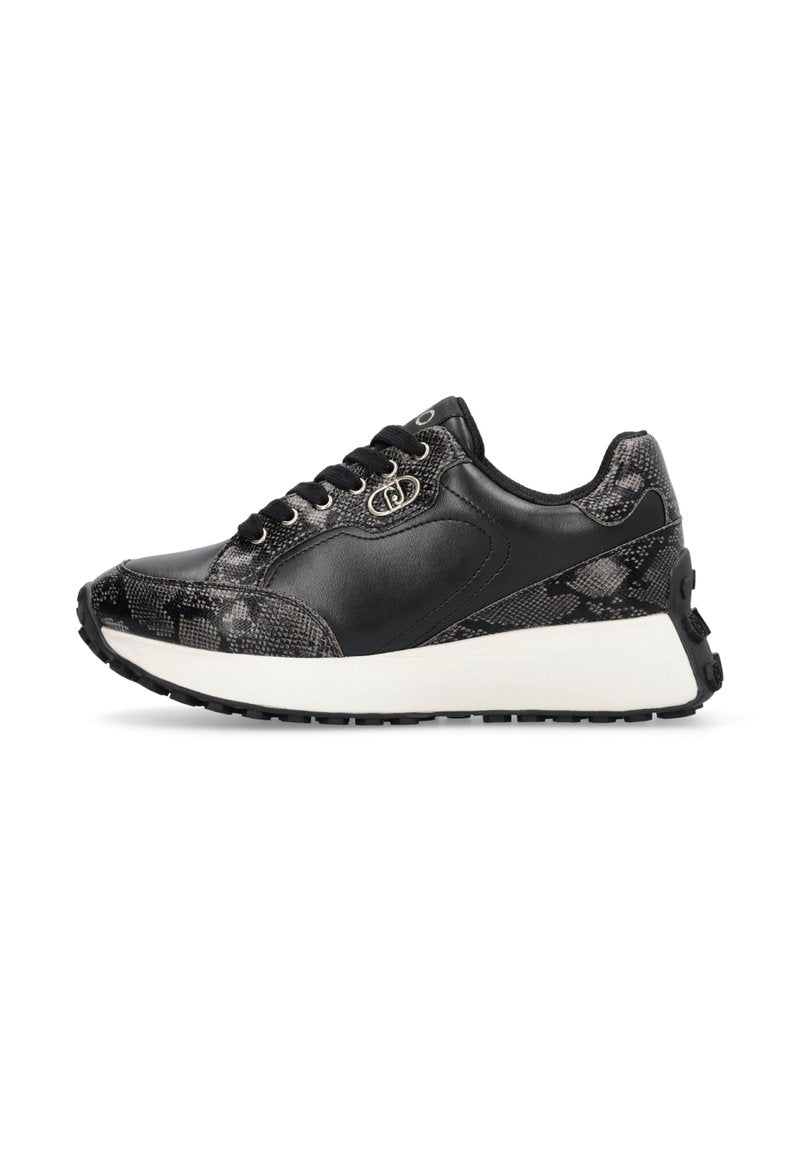 Schwarze Sneakers aus Leder und strukturiertem Stoffobermaterial, mit einer weißen Zwischensohle, schwarzem Traktionsprofil und metallischem Logopatch.
