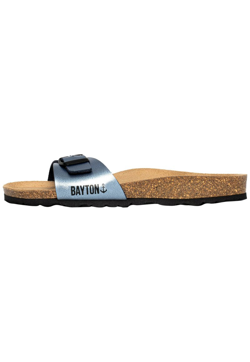 Riemensandale mit einem metallisch blauen Riemen, verstellbarem Schnallenverschluss und Korkfußbett. Schwarze Laufsohle mit "BAYTON"-Logo auf dem Riemen.