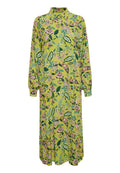Ein langes, knöpfbares Kleid aus einem lebhaft grünen Stoff mit einem floralen Muster in Pink, Weiß und Dunkelgrün. Mit ausgestelltenden Ärmeln und Kragen.