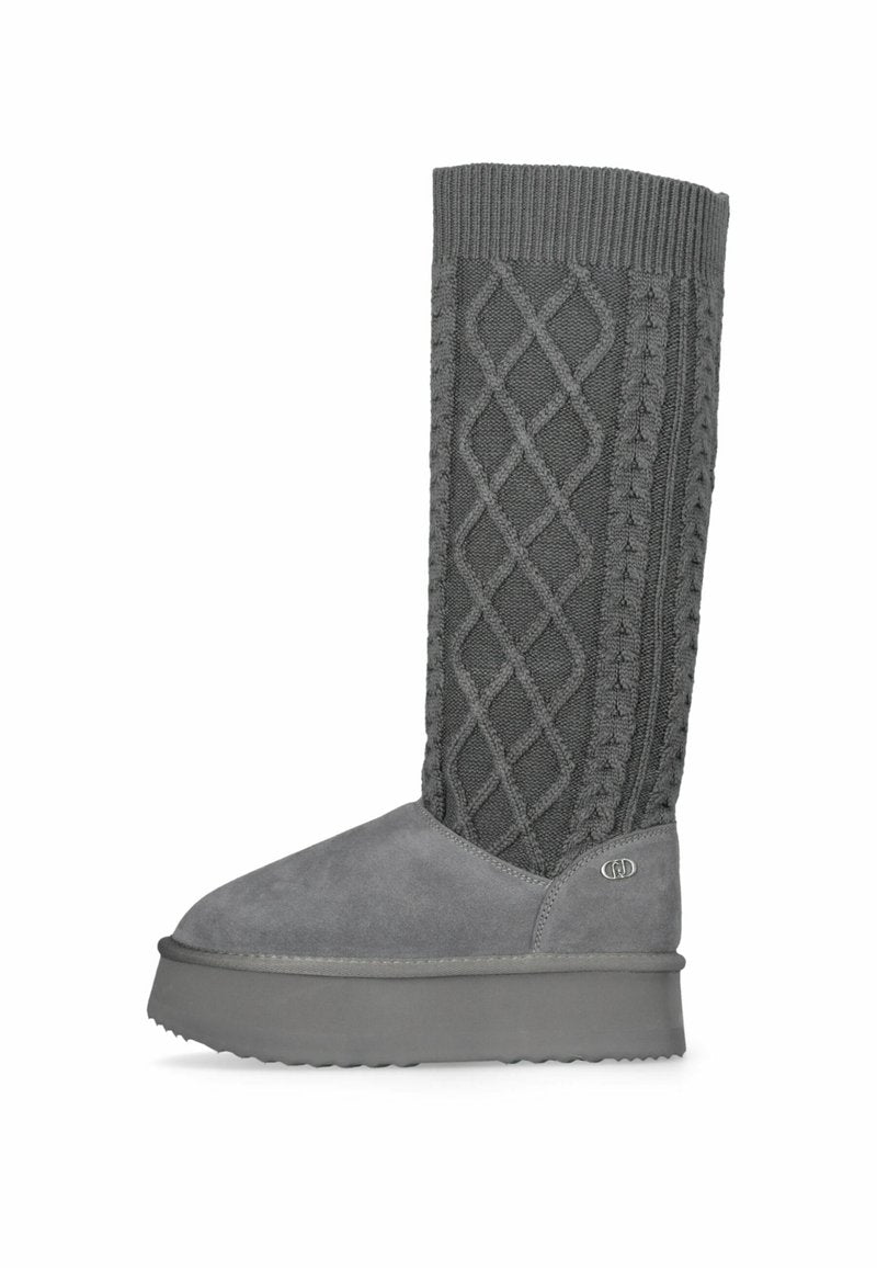 Graue kniehohe Stiefel mit einer glatten Wildleder-Spitze und einem gerippten Strumpfschafte, das ein strukturiertes Diamantmuster aufweist. Gummisohle für besseren Halt.
