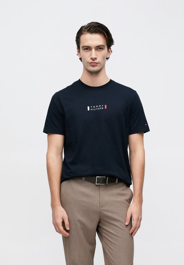 Tommy Hilfiger BRAND LOVE SMALL CENTER TEE - Basic T-shirt - desert sky