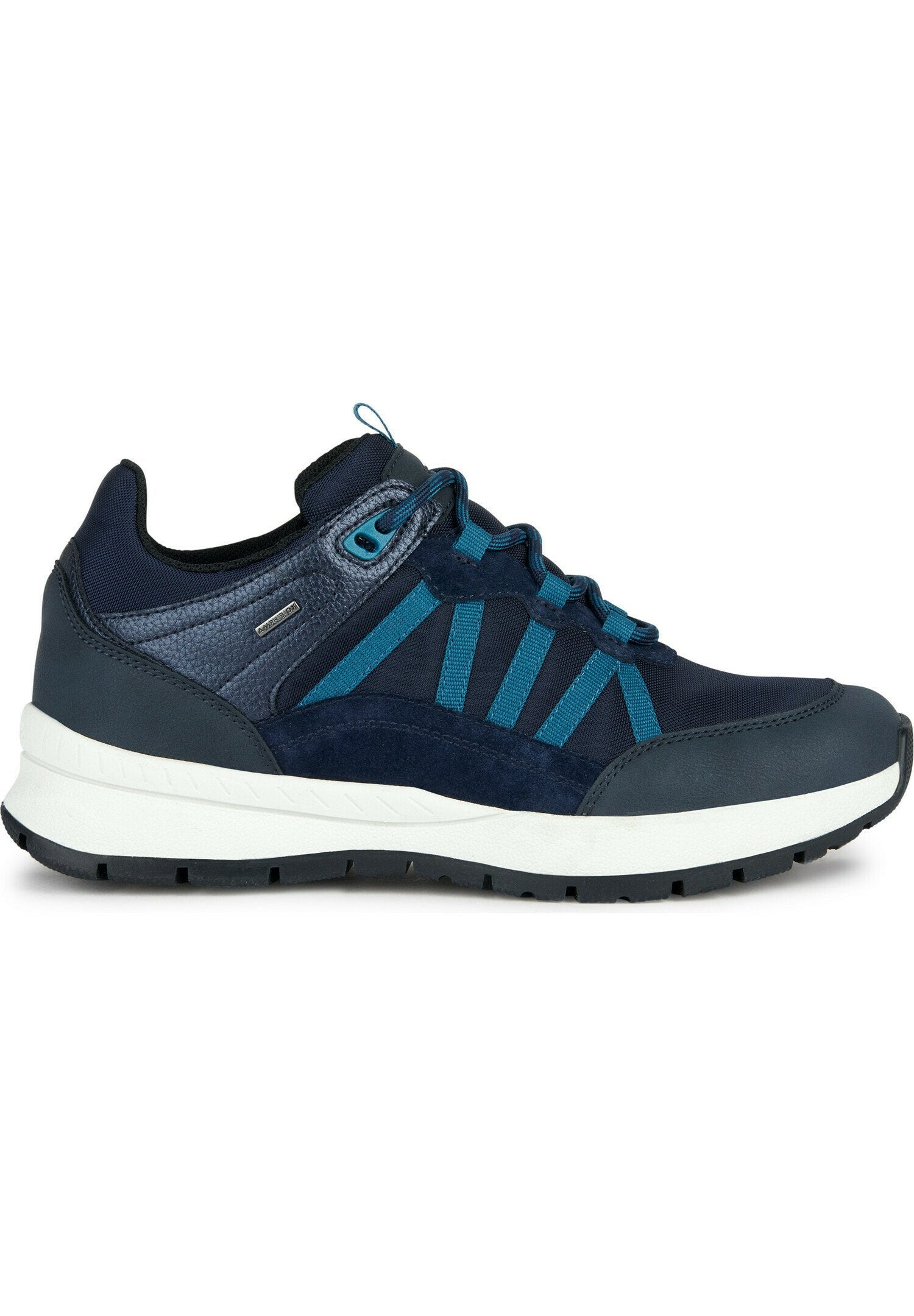 Marineblaue Sportschuhe aus einer Mischung aus glattem Leder und Wildleder, mit türkisfarbenen Akzenten, strukturierten Überzügen und einer weißen Gummisohle.