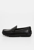 Schwarzer Leder-Mokassin-Schuh im Slip-On-Design, runde Spitze und strukturierte Oberfläche. Verfügt über dekorative Nähte und eine Gummisohle.