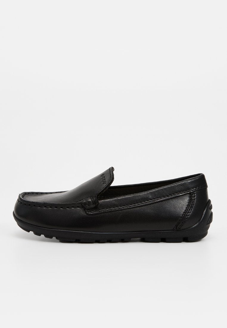 Schwarzer Leder-Mokassin-Schuh im Slip-On-Design, runde Spitze und strukturierte Oberfläche. Verfügt über dekorative Nähte und eine Gummisohle.