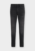 Schwarz gewaschene Slim-Fit-Jeans mit Knopf- und Reißverschluss, Vorder- und Hintertaschen, flach auf weißem Hintergrund präsentiert.
