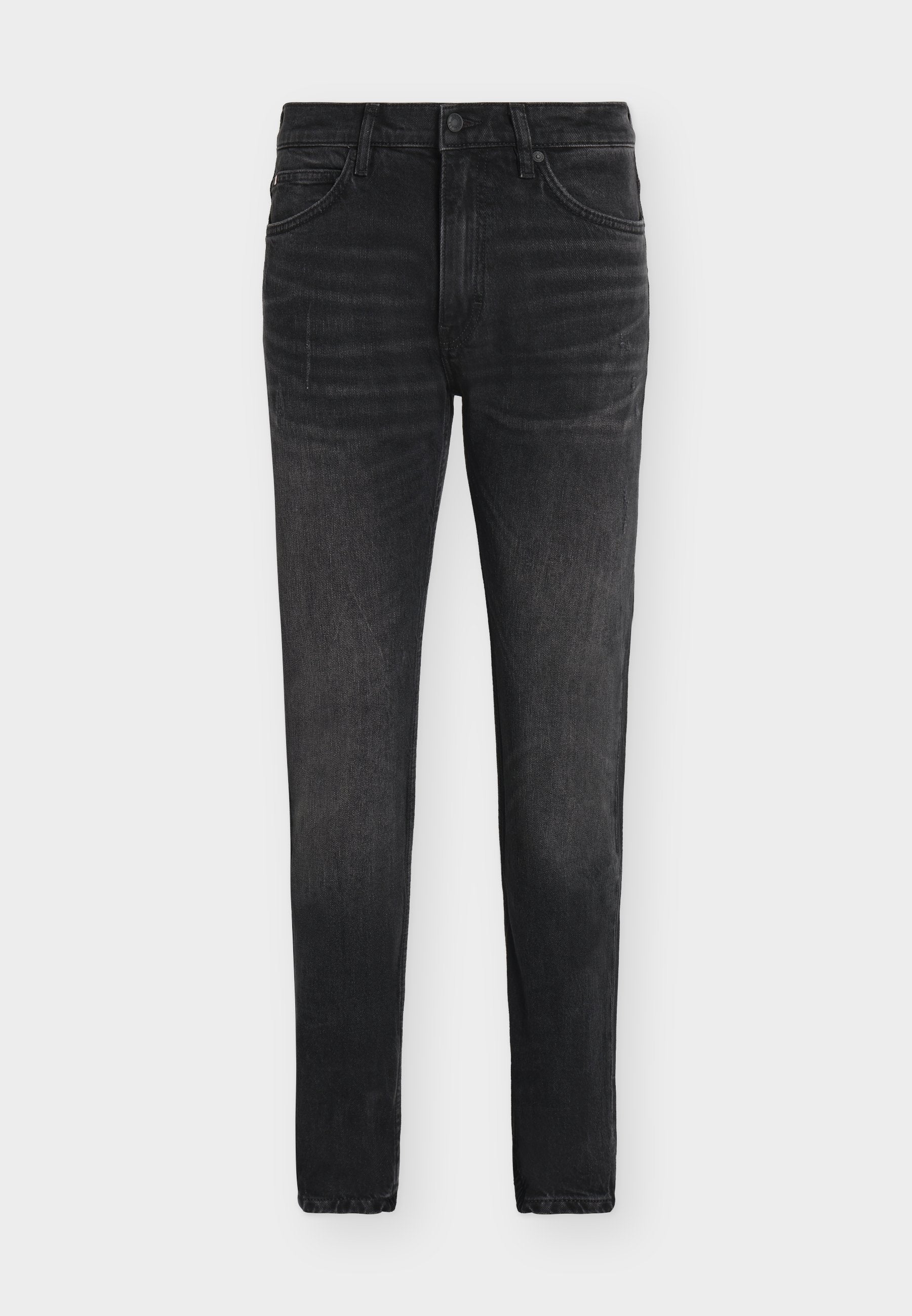 Schwarz gewaschene Slim-Fit-Jeans mit Knopf- und Reißverschluss, Vorder- und Hintertaschen, flach auf weißem Hintergrund präsentiert.