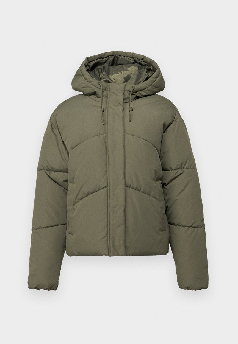 Olivgrüne Steppjacke mit Kapuze, ausgestattet mit gesteppten Einsätzen, einem Reißverschluss vorne und Kordelzügen. Weicher, gepolsterter Stoff.