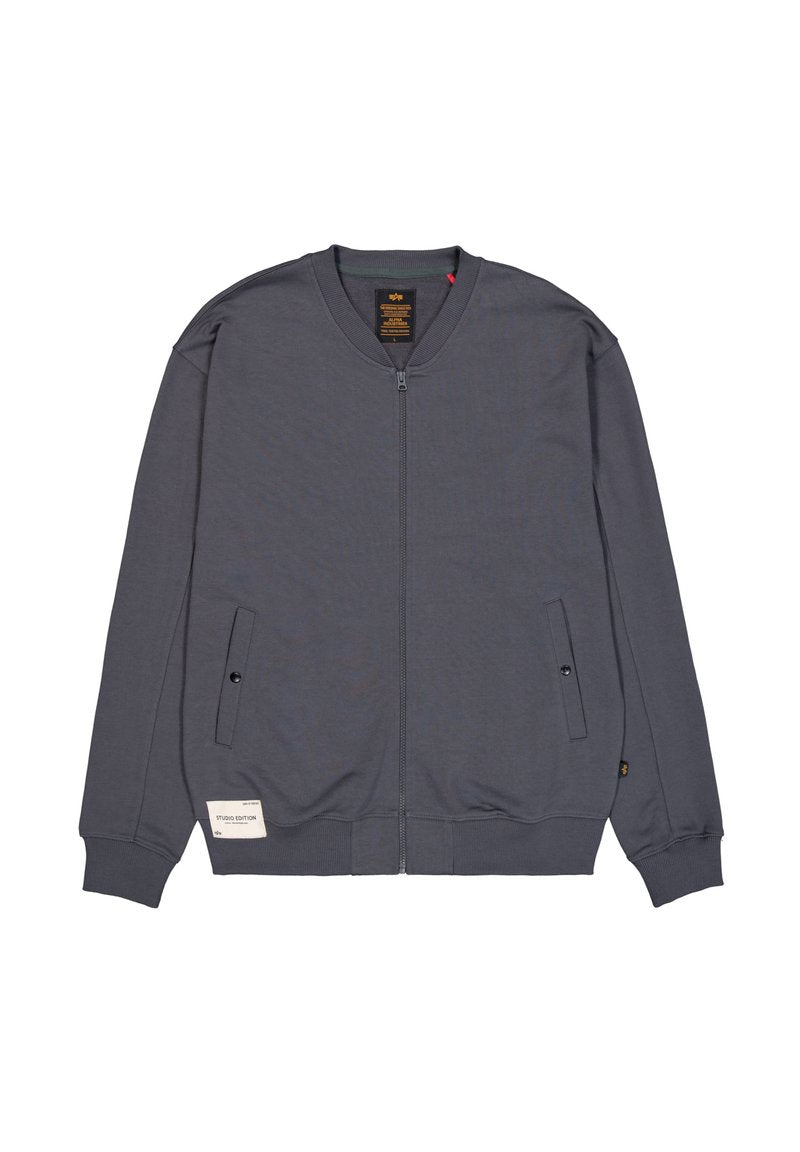 Grau zip-up Jacke aus weichem Material, mit rundem Hals, seitlichen Taschen mit Knöpfen, gerippten Bündchen und einem Etikett am unteren Saum.