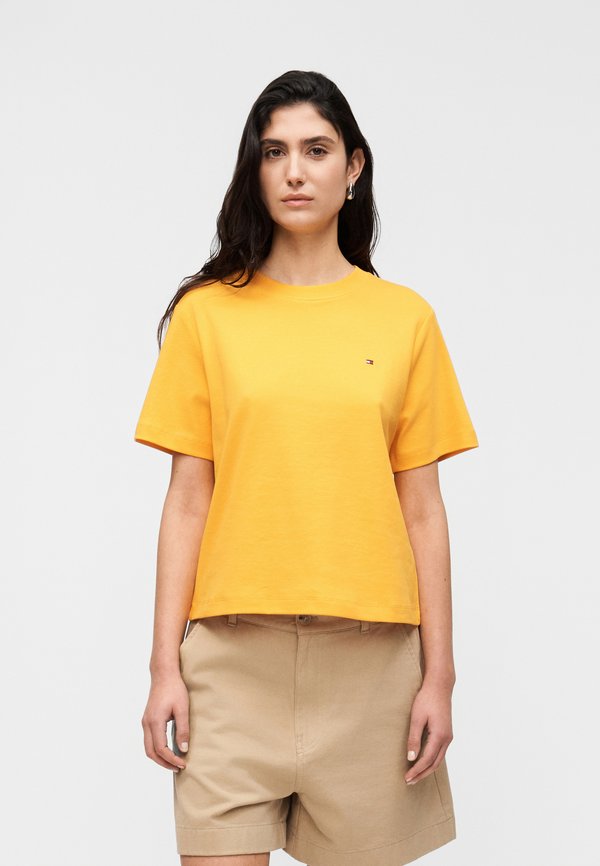 Tommy Hilfiger INTERLOCK BOXY C-NK SS TEE - INTERLOCK ESS - Basic T-shirt - orange flash