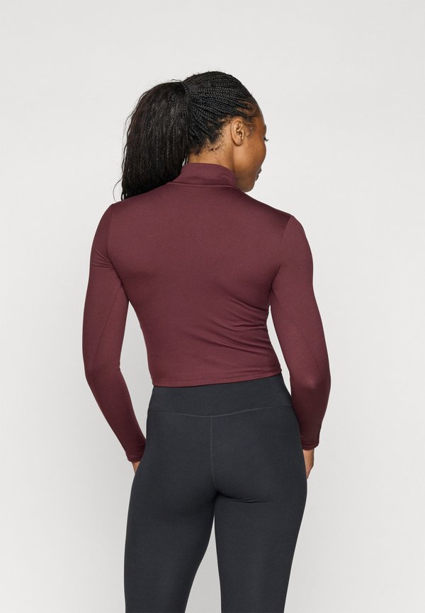 Nike Performance ONE