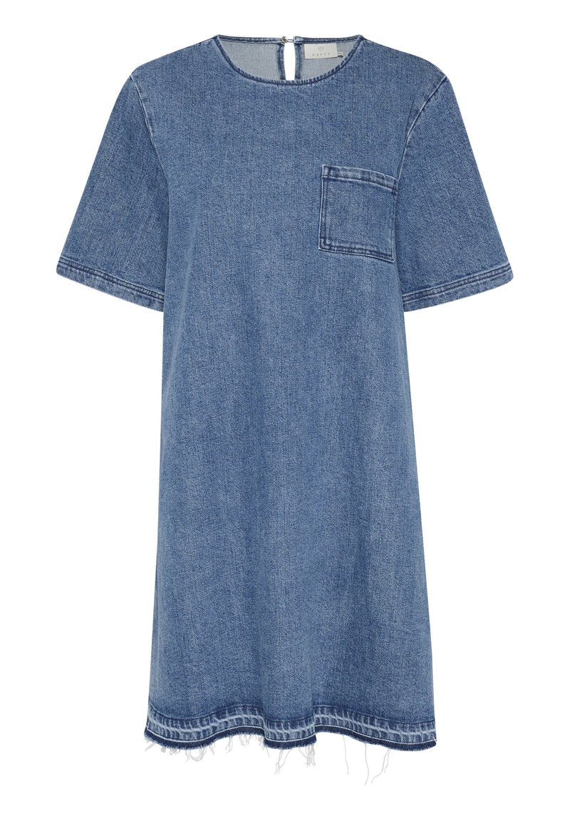 Denimkleid mit kurzen Ärmeln, blauer Farbe, runder Ausschnitt, Tasche auf der linken Seite, roher Saum am unteren Ende und Knopfverschluss auf der Rückseite.