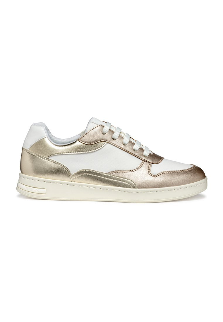 Weißer und metallisch goldener Sneaker mit glatter Textur, Schnürdesign, abgerundeter Zehenpartie und gepolsterter Sohle. Geox-Logo an der Seite.
