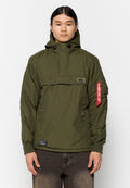 Olivgrüne Nylon-Hybridjacke mit elastischen Bündchen, Front-Reißverschlusstasche und rotem Etikettakzent am Ärmel. Sie bietet eine entspannte Passform und eine gestickte Verarbeitung.