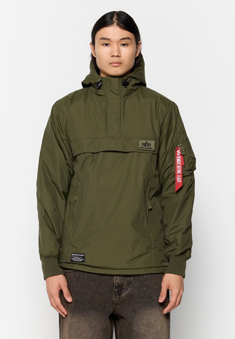 Olivgrüne Nylon-Hybridjacke mit elastischen Bündchen, Front-Reißverschlusstasche und rotem Etikettakzent am Ärmel. Sie bietet eine entspannte Passform und eine gestickte Verarbeitung.