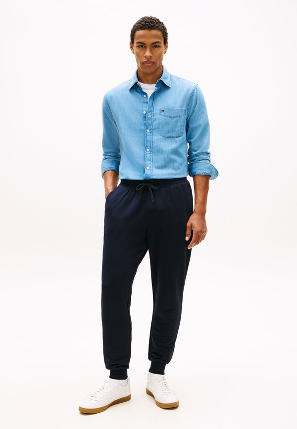 Tommy Hilfiger FLAG EMBROIDERY TERRY DRAWSTRING JOGGERS - Tracksuit bottoms - desert sky